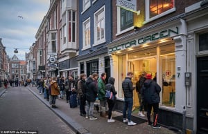 warga belanda membeli ganja sebelum lockdown corona